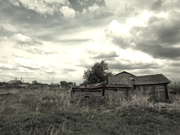 Photo abandoned house on field against sky