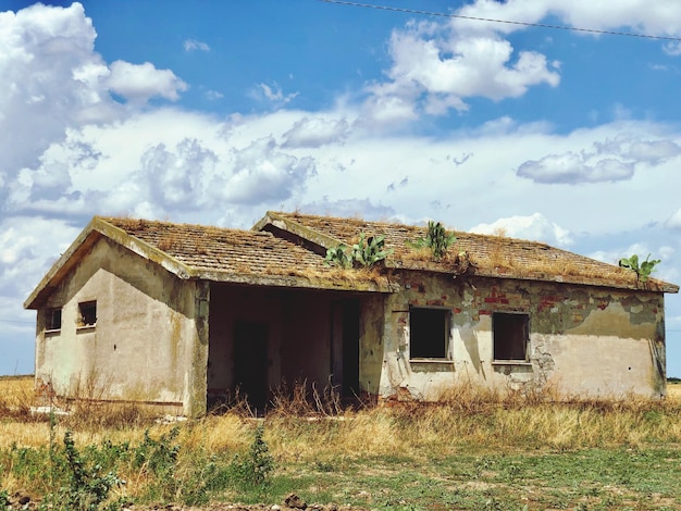 Photo abandoned house on field against sky