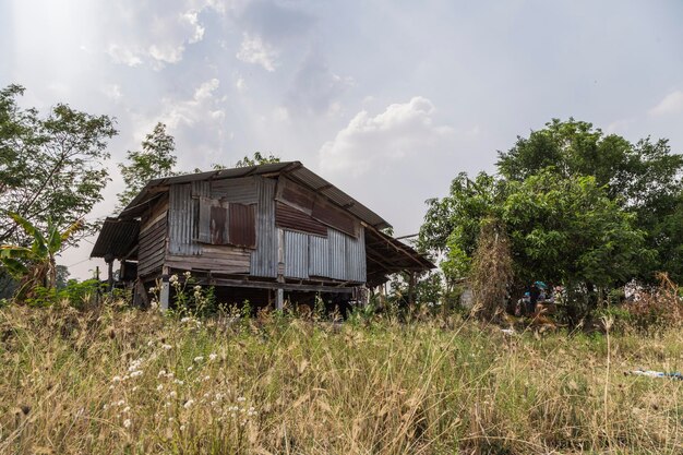 Foto casa abbandonata sul campo contro il cielo