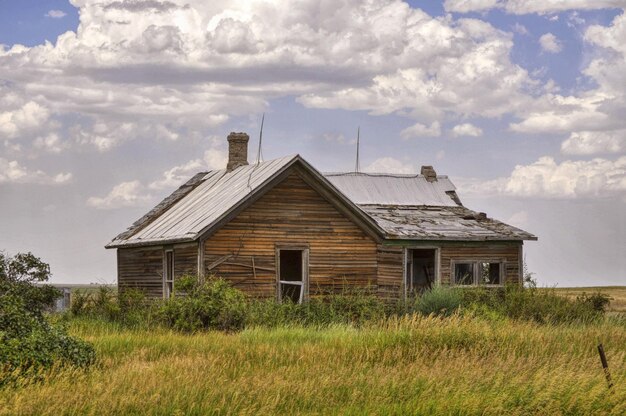 Photo abandoned house on field against sky