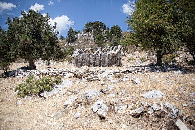 Foto casa abbandonata in un campo contro il cielo