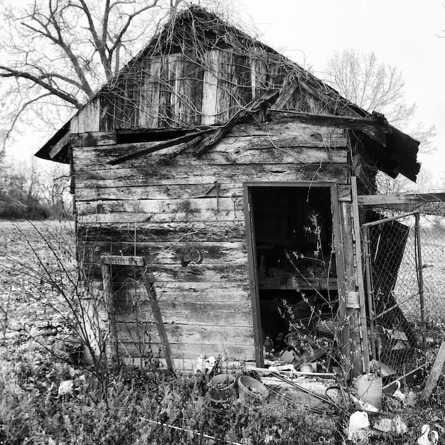 Photo abandoned house on field