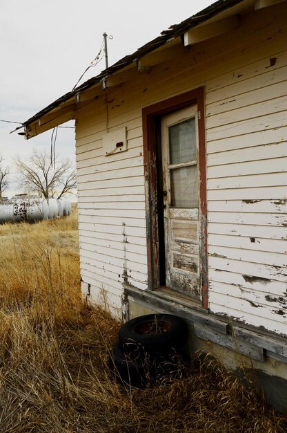 Photo abandoned house on field