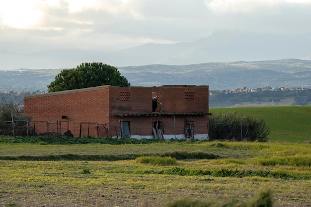 Photo abandoned house in the middle of the field