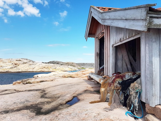 Foto casa abbandonata sulla riva del mare contro il cielo