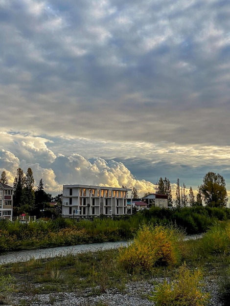 Заброшенная промышленная зона в городе