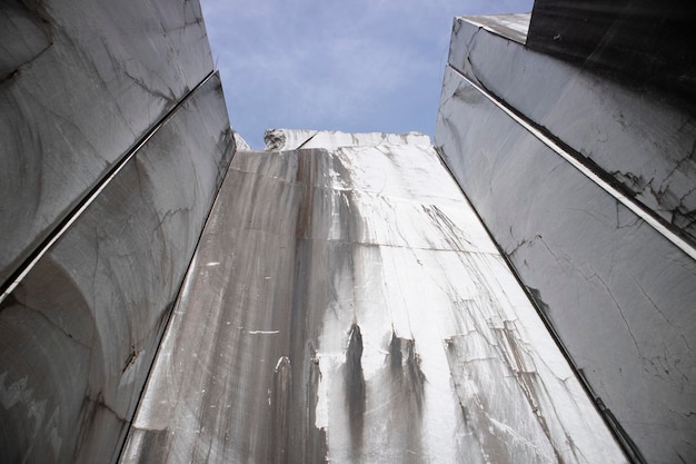 Photo abandoned marble quarry on the apuan alps