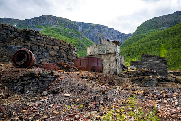 ノルウェー北部の放棄されたモスコガイサ鉱山、放棄された鉱山の金属鉱床の残骸