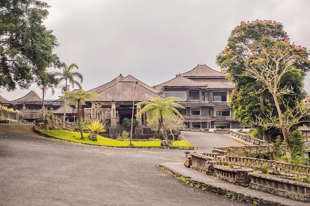 Заброшенный и загадочный отель на острове Бедугул Индонезия Бали
