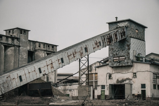 Заброшенное старое промышленное здание