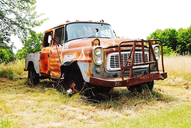 Foto pick-up abbandonato sul paesaggio