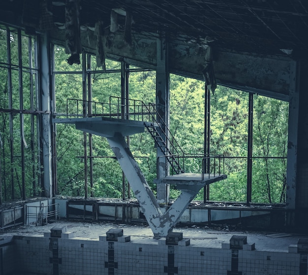 Foto piscina radioattiva abbandonata nella scuola della zona di esclusione di pripyat chernobyl