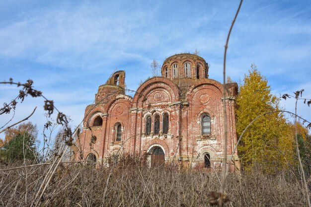 写真 ロシアの深部にある放棄された赤レンガのキリスト教教会荒野の放棄された建物