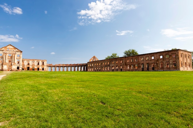 Rovine abbandonate di un'antica fortezza