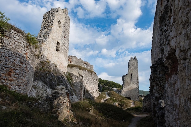 슬로바키아에 있는 중세 플라베키 성의 버려진 유적