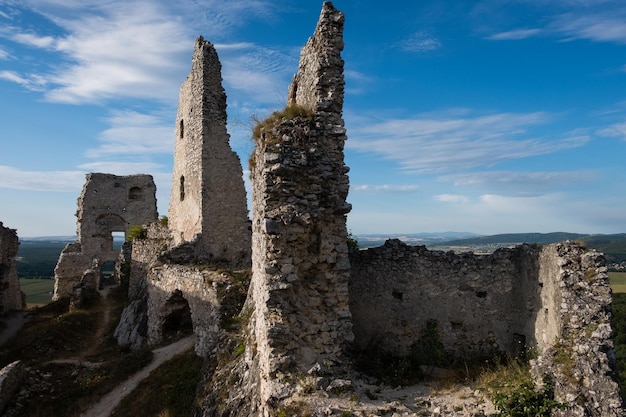 写真 スロバキアの中世のプラヴェツキ城の放棄された遺跡