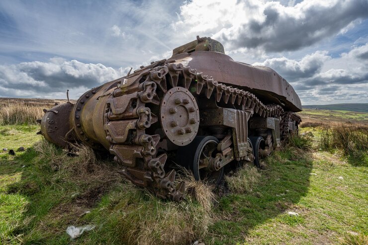 Photo abandoned sherman tank in the peak district national park at the roaches upper hulme with ramshaw rocks in the distance