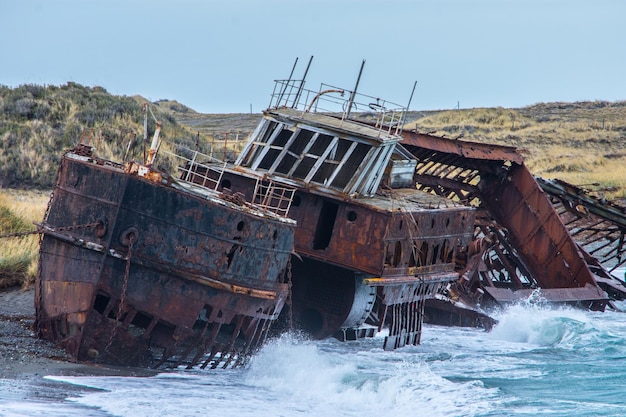 Foto nave abbandonata in mare contro un cielo limpido