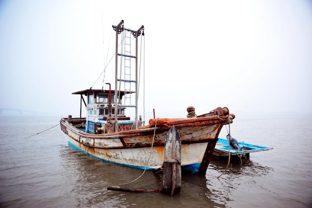 Photo abandoned ship on sea against clear sky