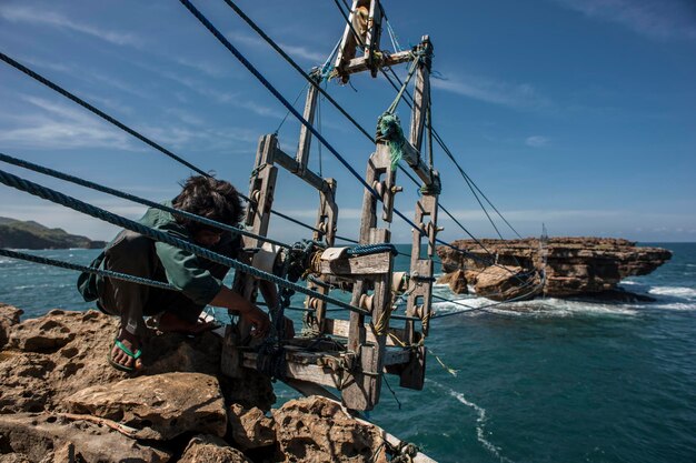 Foto nave abbandonata sulla riva del mare contro il cielo