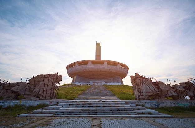 残忍なブルガリアのスタイルで作られた放棄されたソビエトの記念碑 Buzludzha