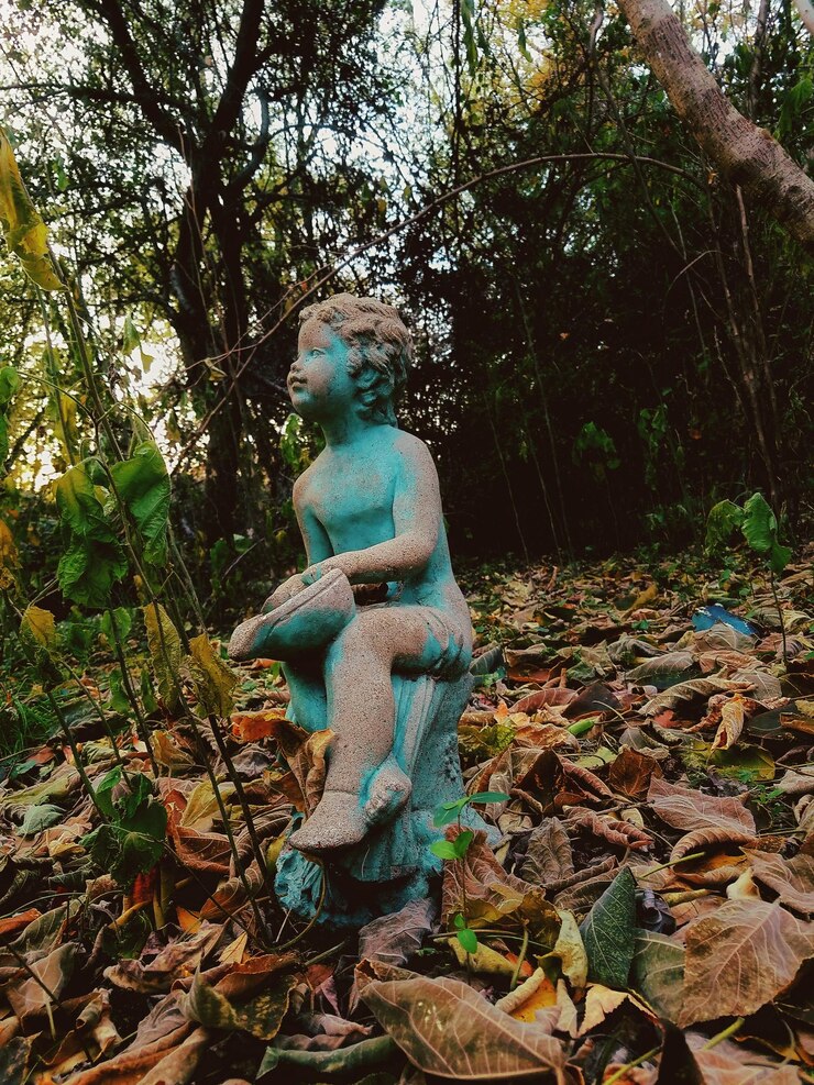 Photo 被遺棄的雕像對著樹木