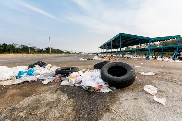 Foto pneumatici abbandonati e spazzatura nel parcheggio