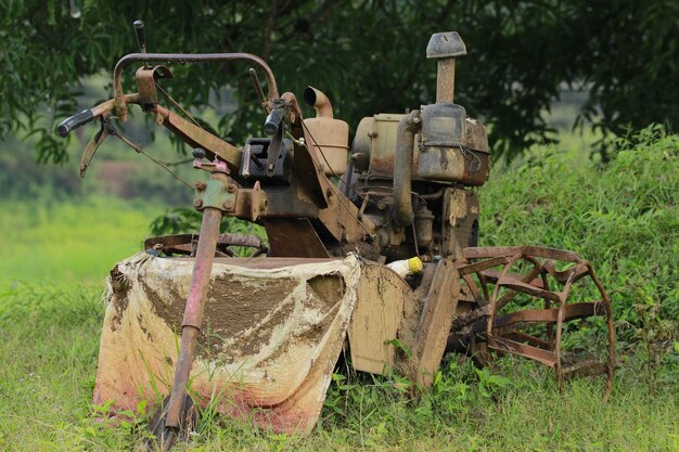 Foto camion abbandonato sul campo.