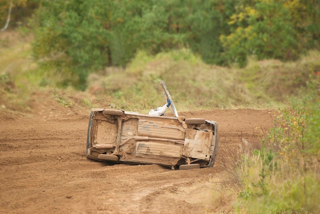 Фото Заброшенный грузовик на поле