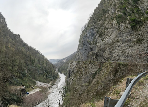 写真 放棄されたトンネルと古い道路アドレル-クラスナヤポリアナ。ソチ、ロシア