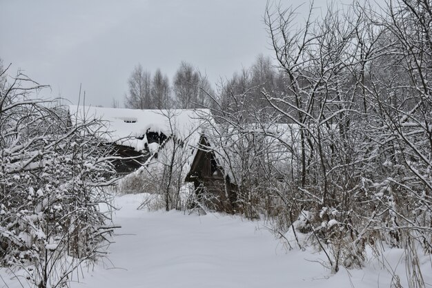 Villaggio abbandonato nella neve in inverno