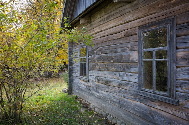 Фото Заброшенный деревянный дом в мертвой деревне. золотая осень. старая деревенская архитектура. фото высокого качества