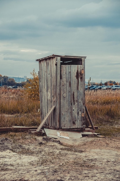 Photo abandoned wooden outhouse in the wasteland