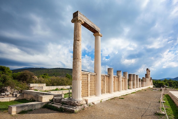 ギリシャの聖域でのエピダウロスのアバトン。エピダウロスは、古代ギリシャの医学の神アスクレピオスに捧げられた古代都市です。