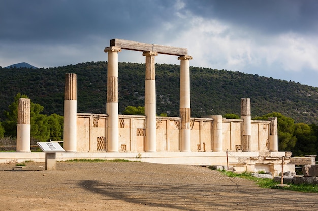 Foto abaton van epidaurus in het heiligdom in griekenland. epidaurus is een oude stad gewijd aan de oude griekse god van de geneeskunde asclepius.