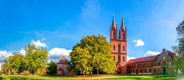 Abbey tegen de blauwe hemel op een zonnige dag