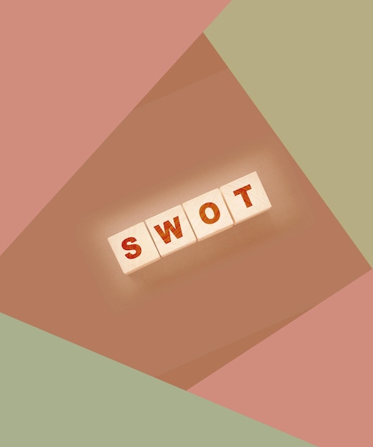 SWOT (スワット) は木製のキューブでビジネス分析のコンセプトです