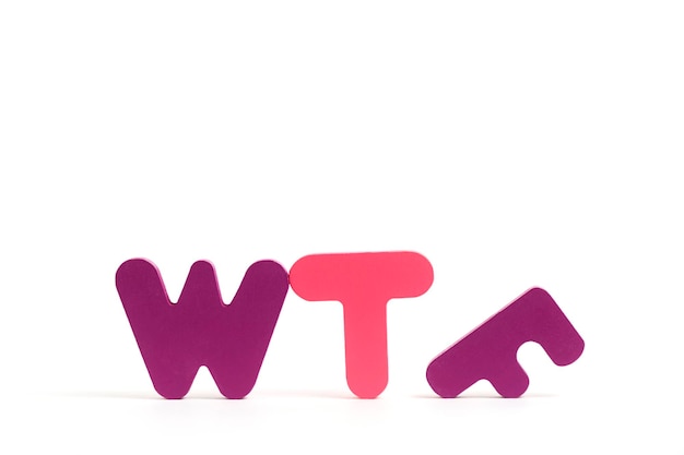 Foto l'abbreviazione wtf è composta da lettere multicolori su sfondo bianco