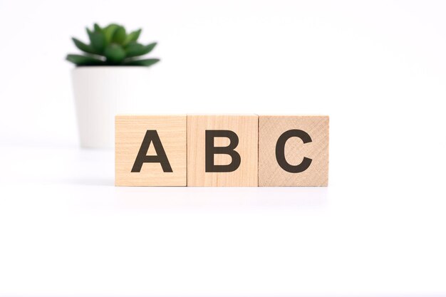 Abc always be closing acronimo su cubi di legno su sfondo bianco concetto aziendale