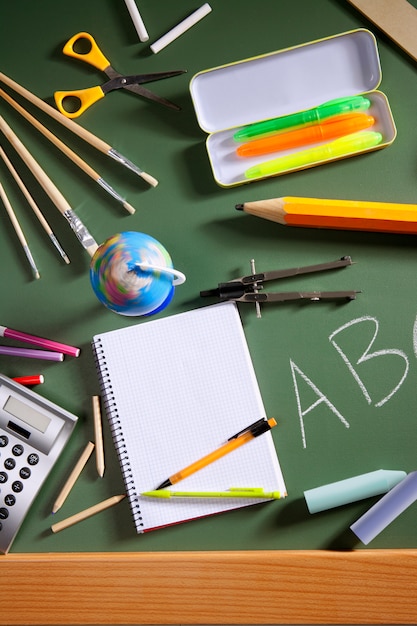 Foto bordo verde della lavagna della scuola di abc di nuovo a scuola