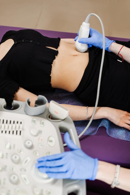 Foto abdominale echografie voor onderzoek van tumoren cysten en poliepen cirrose hepatitis en ontsteking echografie van buikorganen van meisje voor diagnose van lever alvleesklier galblaas