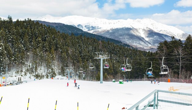 雪のあるアベトーネ、トスカーナの有名な山の場所。