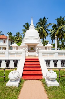 Il tempio di abhayasekararama è un tempio buddista a negombo. negombo è una delle principali città della costa occidentale dello sri lanka.
