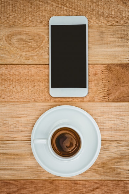 Фото Выше вид кофе и смартфона