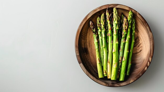 写真 オーブンに焼かれたアスパラグスとハーブの上の景色