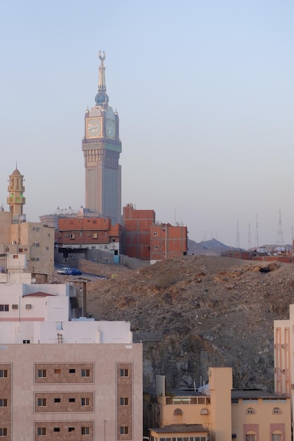 Foto abraj al bait o mecca royal clock tower da un lontano punto di riferimento della mecca