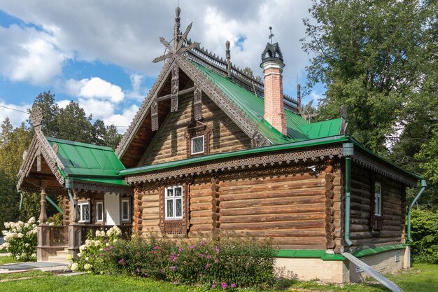 Красивый дом из бревна