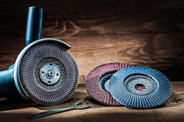 Abrasive tools angle greender with used and new flaw discs