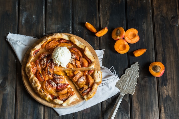 Abrikoos galettewith apricotes. bakken proces. open taart, abrikozentaart. fruit bakkerij. ik