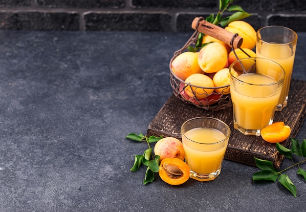 Abrikozensap in glas gezond drankje